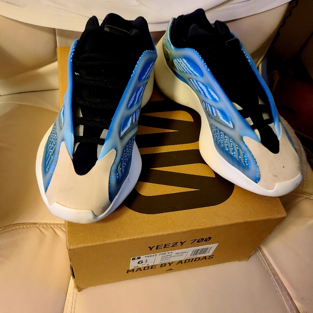 Adidas Yeezy 700 V3 Sneakers